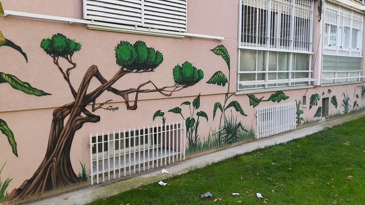 Fachada decorada en la calle de Maqueda, Aluche (Madrid) / P.O.