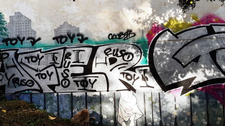 Pintadas sobre el mural de la calle de Maqueda, en Aluche, que plasmaba el 'skyline' de Madrid / P.O.