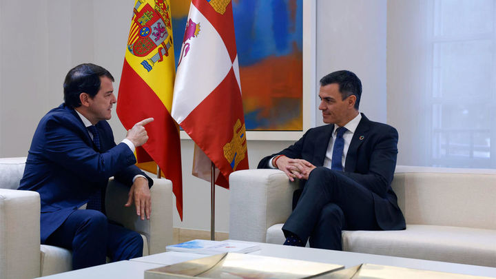 El presidente de Castilla y León, Alfonso Fernández Mañueco con Pedro Sánchez en La Moncloa / EFE