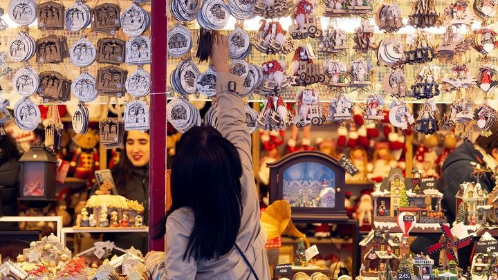 Mercadillo de Navidad en la Plaza Mayor de Madrid / EUROPA PRESS