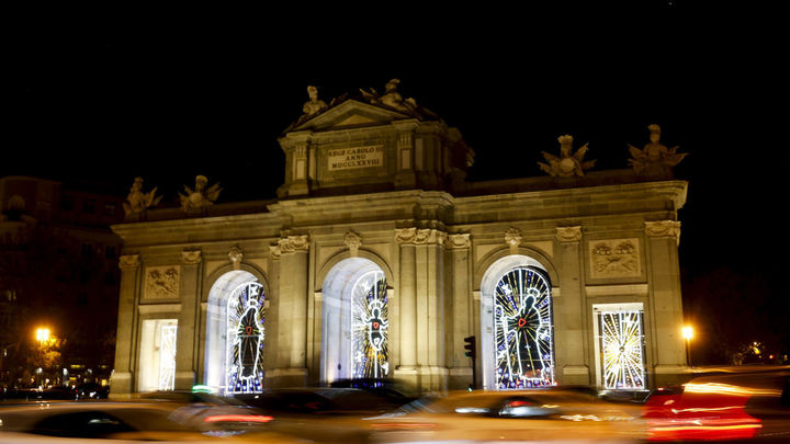 Encendido de la iluminación navideña en la madrileña Puerta de Alcalá. / EFE