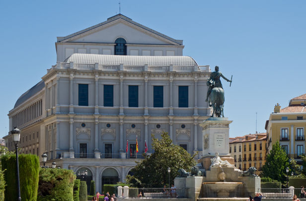 Fachada principal del Teatro Real, frente a la plaza de Oriente. / Carlos Delgado | WIKIPEDIA