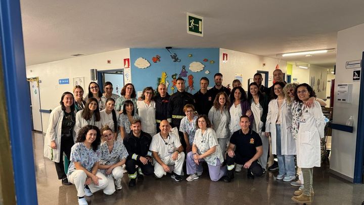 Bomberos de la Comunidad junto al personal de Pediatría de un hospital / 112CMADRID