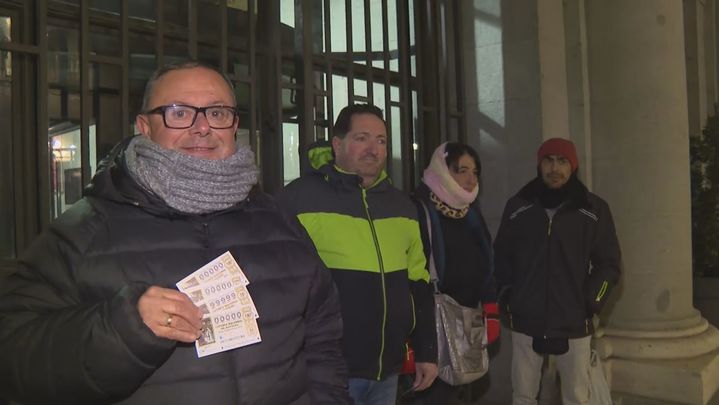 Chuchi y Juan, los primeros de la fila para el sorteo de lotería de Navidad / TELEMADRID