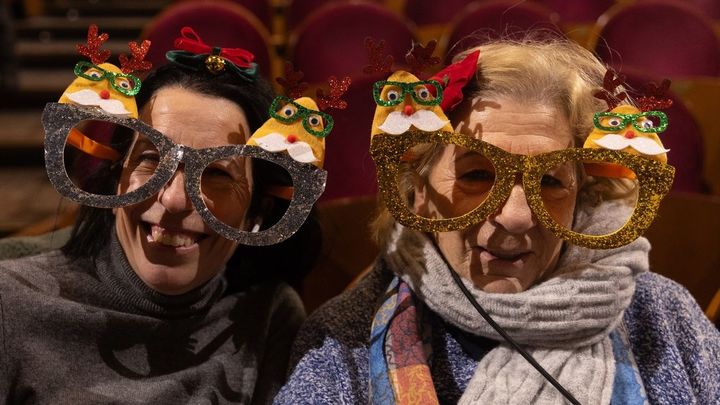 Dos personas disfrazadas en el Teatro Real para seguir el sorteo de la Lotería de Navidad / EUROPA PRESS