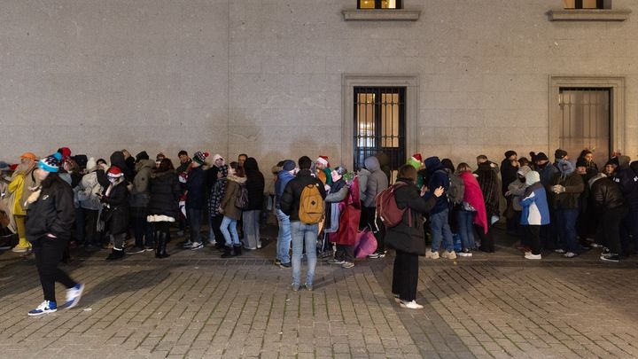 Decenas de personas esperando a las puertas del Teatro Real / EUROPA PRESS