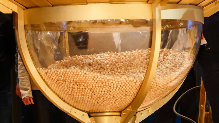 Detalle de la tolva durante preparativos para el inicio del sorteo de la Lotería de Navidad / EFE