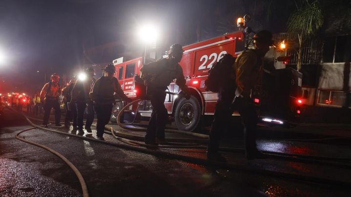 Bomberos en Hollywood Hills / EFE