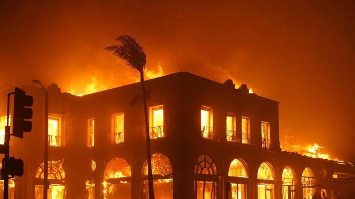 Los 'vientos de Santa Ana' dificultan el trabajo de los bomberos / EUROPA PRESS