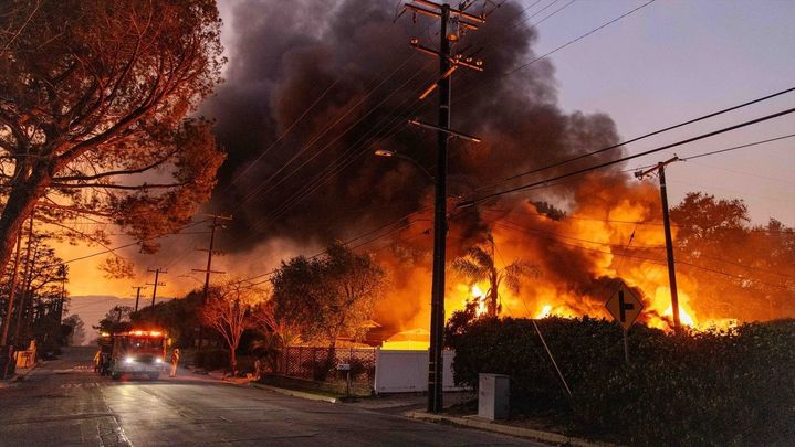 Bomberos en las calles de Hollywood / EUROPA PRESS