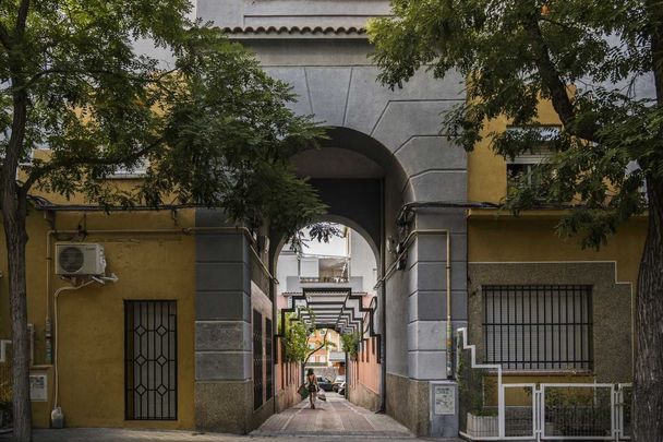 Arco y pasaje en una de las primeras promociones de viviendas de la Colonia Moscardó, en Usera / ESMADRID