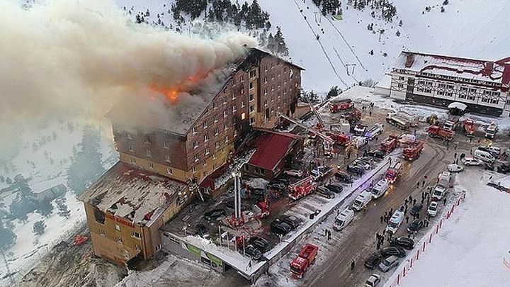 Incendio de un hotel en Turquía / @srkntnyldz