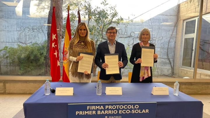 El delegado de Políticas de Vivienda, Álvaro González, la delegada de Usera, Sonia Cea y la representante de los vecinos, Manuela Navarro, firma el protocolo / EUROPA PRESS