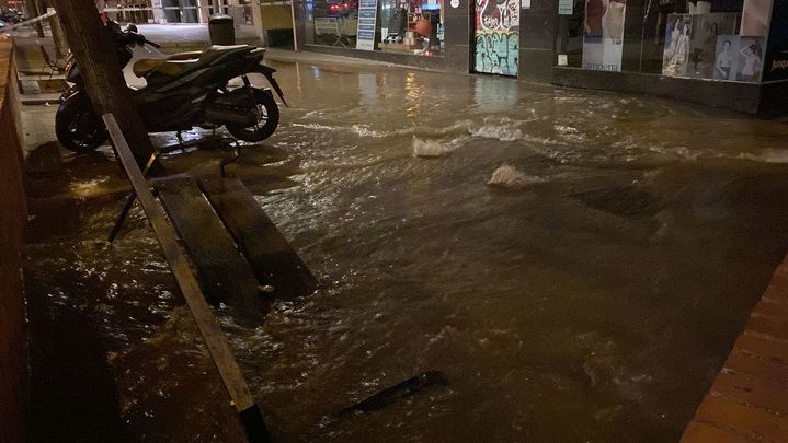 Rotura de una tubería de agua en la calle Padre Xifré / REDACCIÓN