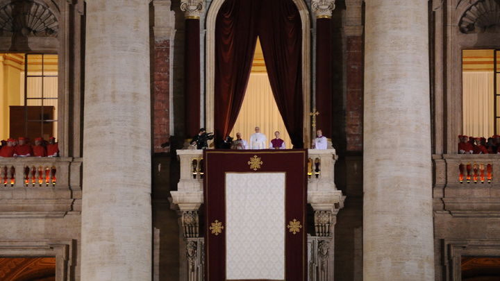 Recién elegido en el balcón de San Pedro / TENAN |WIKIPEDIA