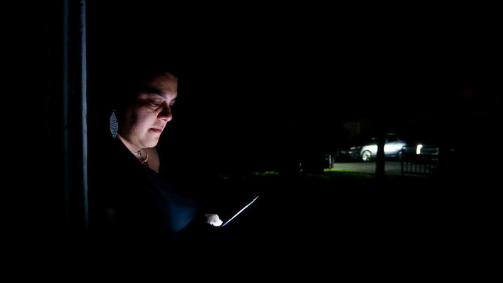 Una mujer en pleo apagón / EFE