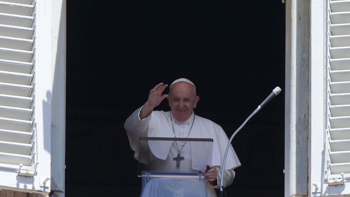 El Papa saluda a los fieles congregados en la plaza de San Pedro / EUROPA PRESS