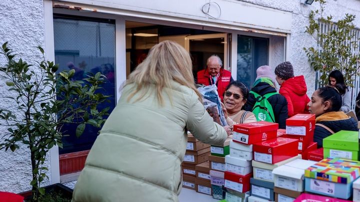 Varias personas de la Fundación Madrina reparten ropa y zapatos a personas vulnerables / EUROPA PRESS
