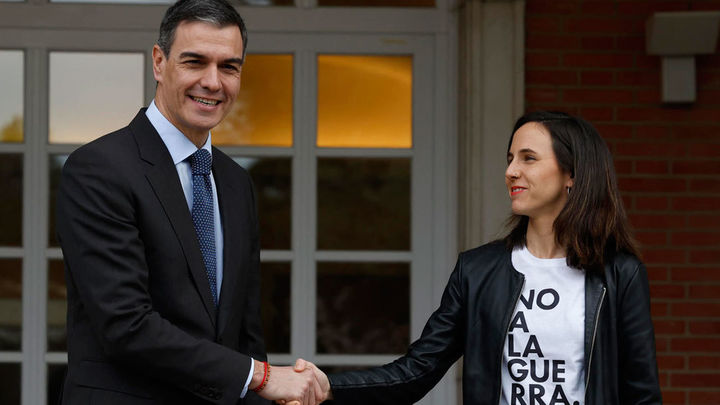 Ione Belarra (UP) acude a Moncloa con una camiseta con el lema de 'No a la guerra' / EFE