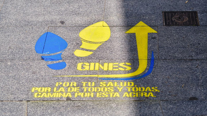 Señalización especial en Gines (Sevilla) para mantener la distancia social / EUROPA PRESS