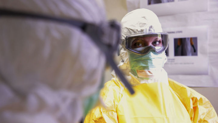 Los sanitarios tuvieron que usar incómodos trajes durante horas y horas / DOMINIO PÚBLICO