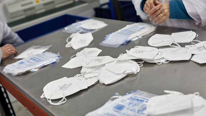 Fabricación de FFP2 en las instalaciones de la sede de Temaer Hospitalaria, S.A., en Pinto, Madrid / EUROPA PRESS