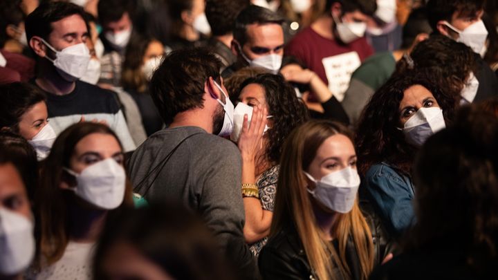 Una pareja hace lo que puede para darse un beso durante un concierto de 'Love of Lesbian' durante la pandemia / EUROPA PRESS