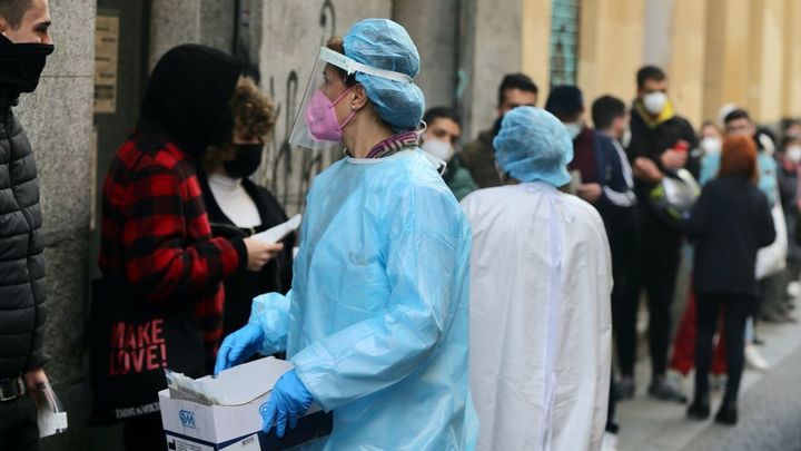 Una sanitaria recoge test de covid / EUROPA PRESS
