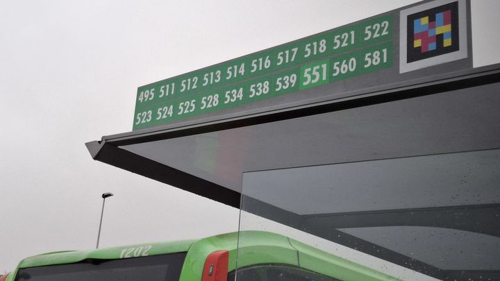 Líneas de autobús en una marquesina situada en Cuatro Vientos / P.O.