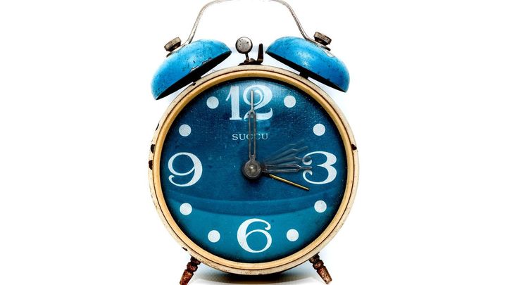 watch-hand-clock-alarm-clock-blue-furniture-1382935-pxhere.com / Como cada año, se adelantarán los relojes