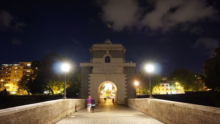 Una pareja en el Puente Milvio de Roma / WIKIPEDIA