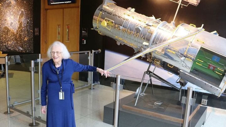 Nancy Roman con un modelo escala del Telescopio espacial Hubble / NASA