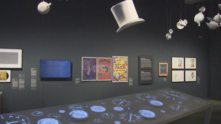 Uno de los espacios de la exposición 'Los mundos de Alicia. Soñar el país de las maravillas' / TELEMADRID