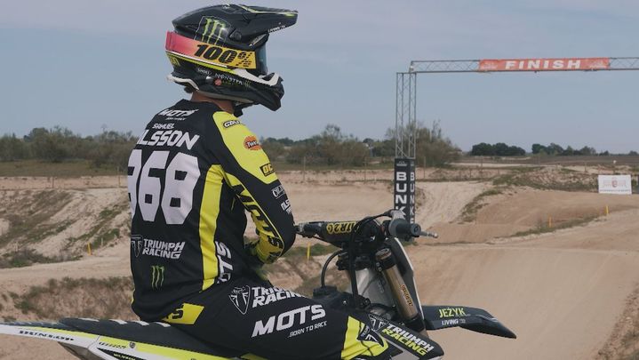 Pista de entrenamiento de motos de campo / redacción