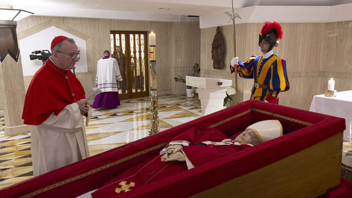 El camarlengo, el cardenal Kevin Joseph Farrel, ante el ataúd del papa Francisco durante el rito de la constatación de la muerte del pontífice en la Capilla de Santa Marta en Ciudad del Vaticano / EFEE/ Francesco Sforza/Dicasterio para la Comunicación de la Santa Sede