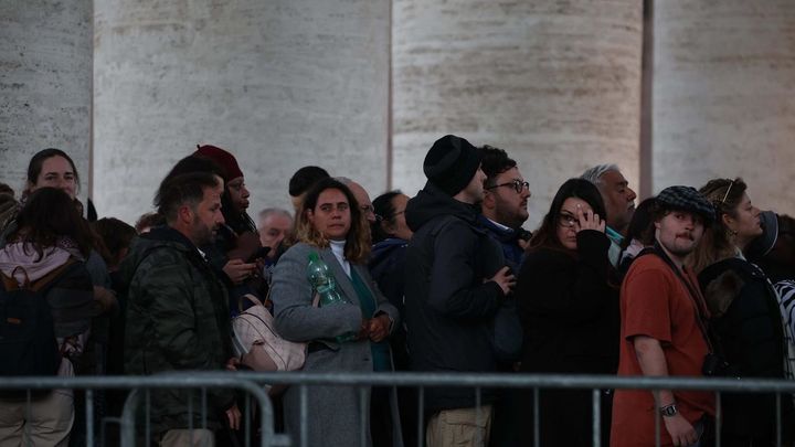 La Plaza de San Pedro del Vaticano ya ha abierto sus accesos al público para permitir la participación en el funeral del papa Francisco / EFE