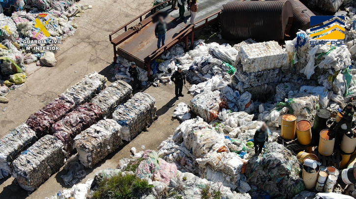 Guardias civiles inspeccionan un vertedero ilegal de plásticos / GUARDIA CIVIL