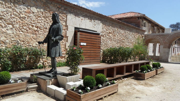 Estatua de Juan de Goyeneche junto al Centro de Interpretación de Nuevo Baztán / AYTO NUEVO BAZTÁN / COMUNIDAD DE MADRID