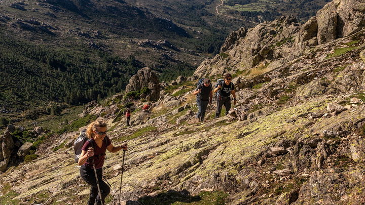 Personas haciendo senderismo por la Sierra de Guadarrama / COMUNIDAD DE MADRID