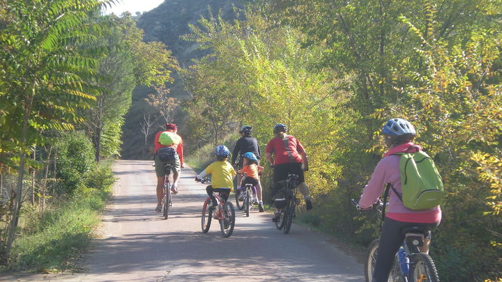 Familia en la Vía Verde de Tajuña / Comunidad de Madrid