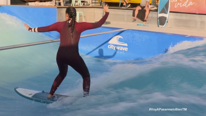La 'Potra Salvaje', Isabel Aaiún, surfeando / TELEMADRID