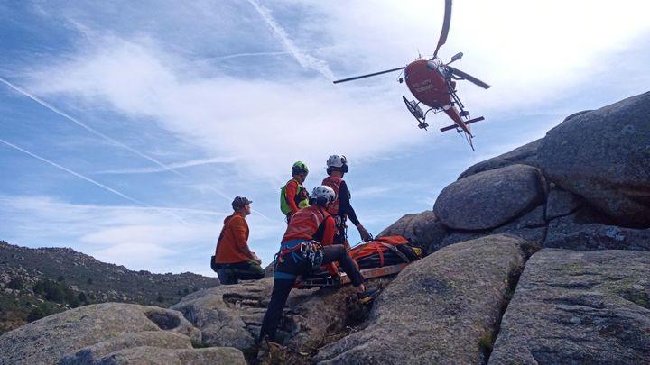 Rescate de una persona accidentada en la Sierra de Guadarrama / COMUNIDAD DE MADRID