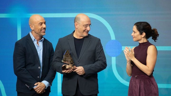 Madrid Directo recibe un premio del Consorcio Regional de Transportes entregado por Ayuso / TELEMADRID
