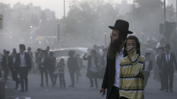 Cientos de hombres haredíes se enfrentan con la Policía / efe