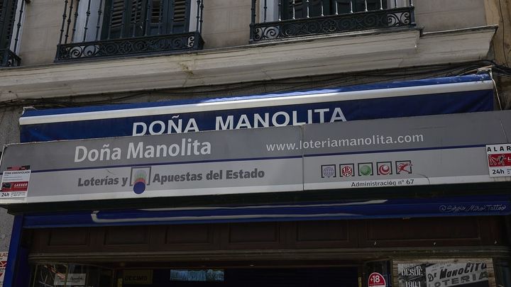 Compradores de loteria en la administración de loterías ‘Doña Manolita’, a 22 de agosto de 2025, en Madrid (España). / EuropaPress