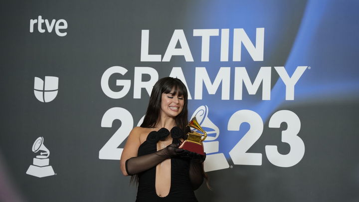 Nathy Peluso posa con un Grammy por mejor video musical / EUROPA PRESS