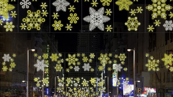 Luces de Navidad con forma de copos de nieve en Gran Vía / EuropaPress