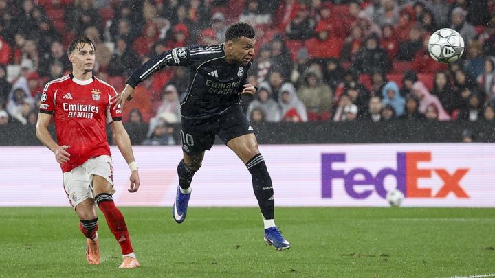 Mbappé marca de cabeza / EFE