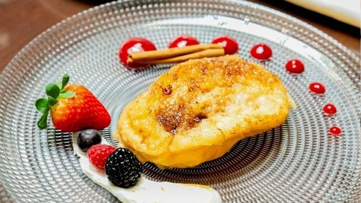 Plato con torrija y frutos rojos del Hotel Wellington / Hotel Wellington