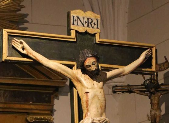 Cristo con señal de I.N.R.I / Cofradía Caridad